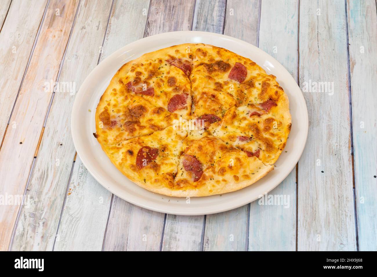 manzo mescolato e condito con paprika o altro peperoncino. I peperoni sono tipicamente miti, leggermente affumicati e di colore rosso brillante. Foto Stock