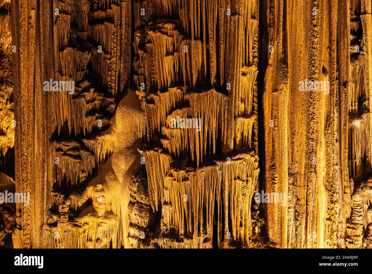 Le imponenti stalattiti e stalagmiti formano l'impressionante scenario della grotta di pietra drippante "Cueva de Nerja", vicino a Málaga, Andalusia, Spagna Foto Stock