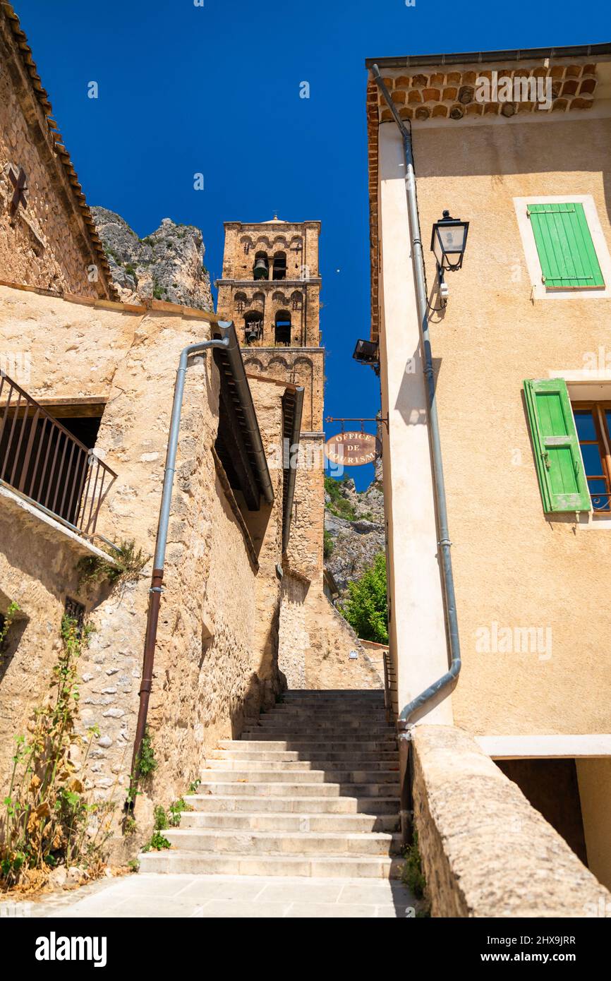 Il villaggio di Moustiers-Sainte-Marie, Provenza, Francia meridionale Foto Stock