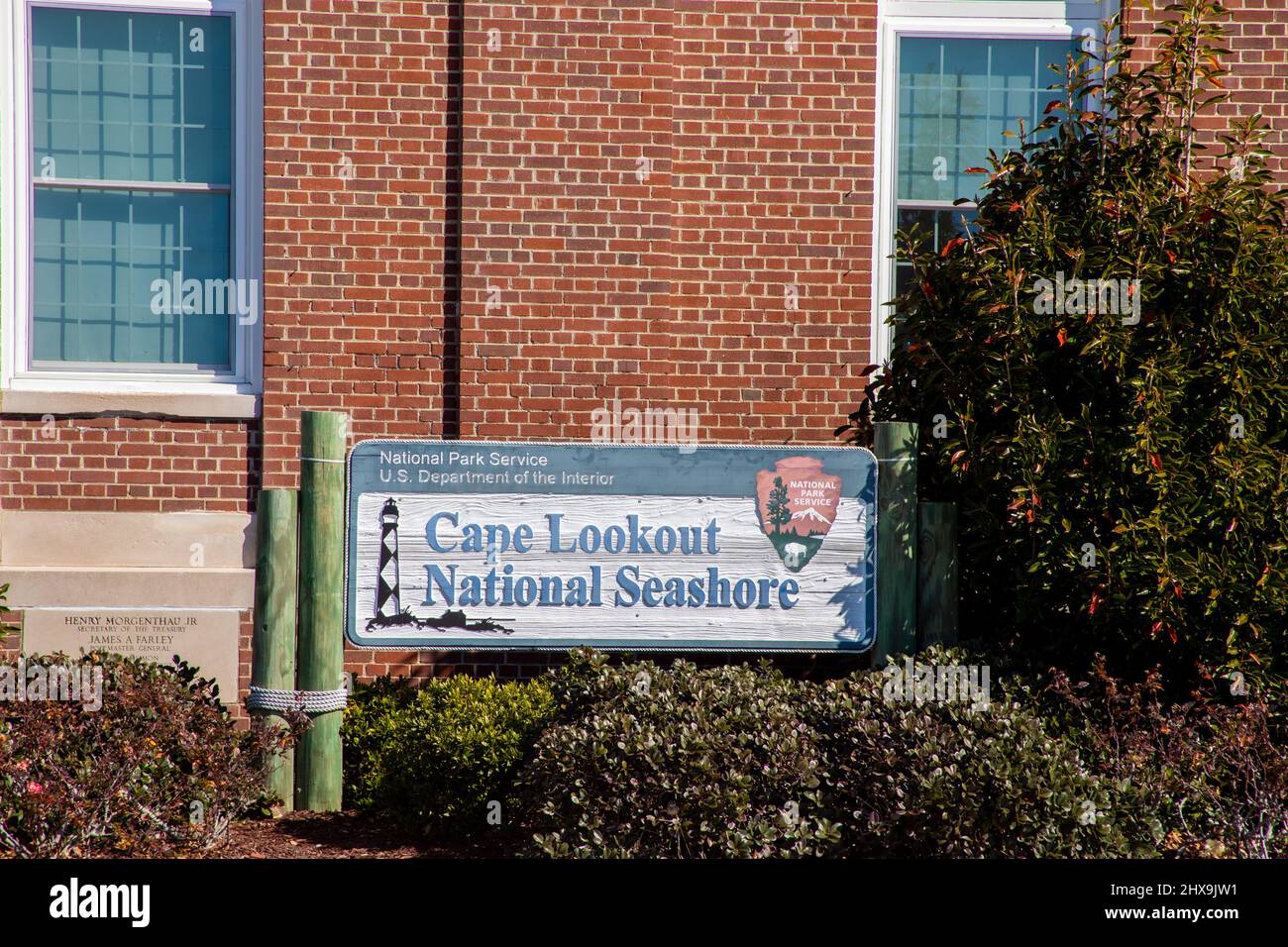 Beaufort, North Carolina, USA - 14 febbraio 2022 : National Parks Sign in front of Cape Lookout National Seashore Visitors Center. Foto Stock