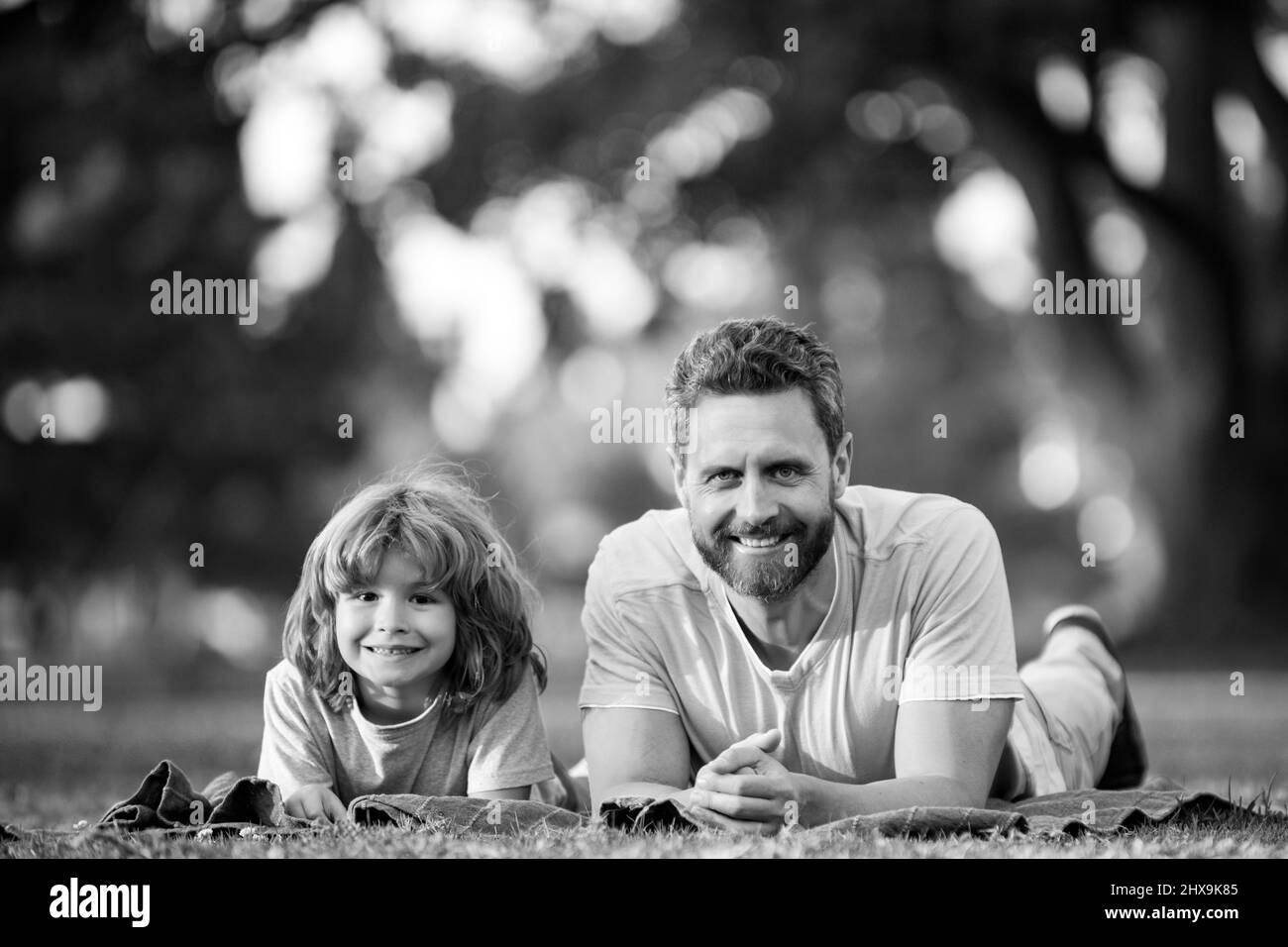 Padre e figlio trascorrono il tempo all'aperto insieme. Foto Stock