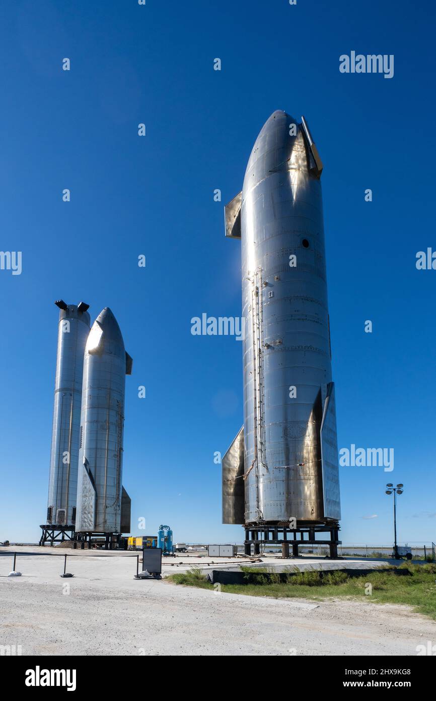 Prototipi cilindrici Super Heavy Booster e Starship SN 16 e SN 15 presso lo stabilimento di assemblaggio SpaceX di Boca Chica, Texas. I razzi Starship Foto Stock