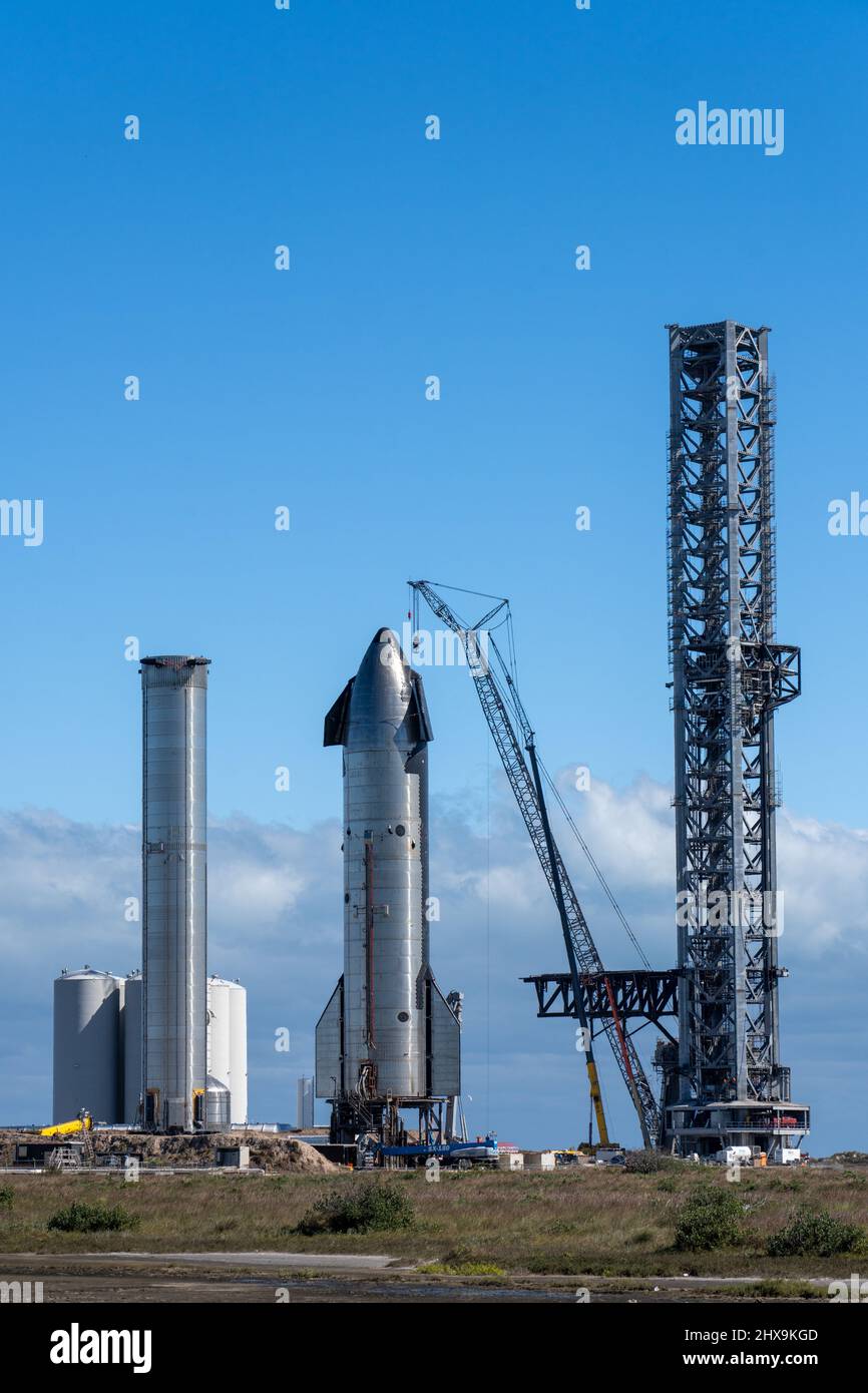 Un razzo Starship e un Super Heavy Booster cilindrico della torre di lancio SpaceX a Boca Chica, Texas. Lo Starship è alto 160', mentre il Super H Foto Stock