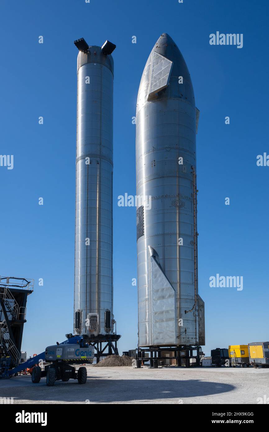 Un razzo Starship SN 16 e un razzo Super Heavy Booster cilindrico presso lo  stabilimento di assemblaggio SpaceX a Boca Chica, Texas. Lo Starship è alto  160', mentre Foto stock - Alamy