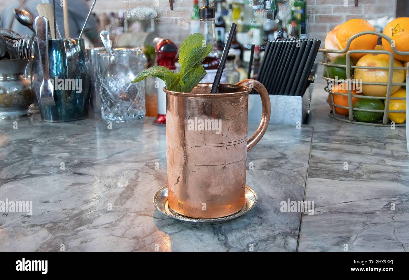 Primo piano della tazza di rame con il Kentucky Mule o il Moscow Mule su un piano in marmo. Foto Stock