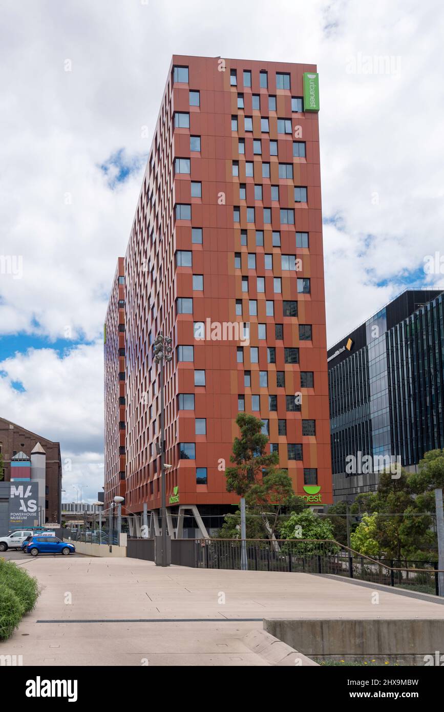 Due edifici di alloggio per studenti più urbani di ultimo Sydney che ospitano studenti che studiano presso la vicina UTS, University of Technology Sydney Foto Stock