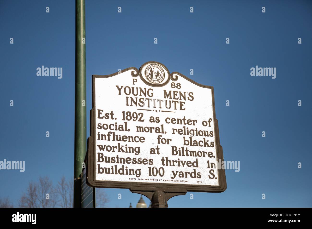 Segno che commemora il giovane istituto di Mens ad Asheville, Carolina del Nord. Foto Stock