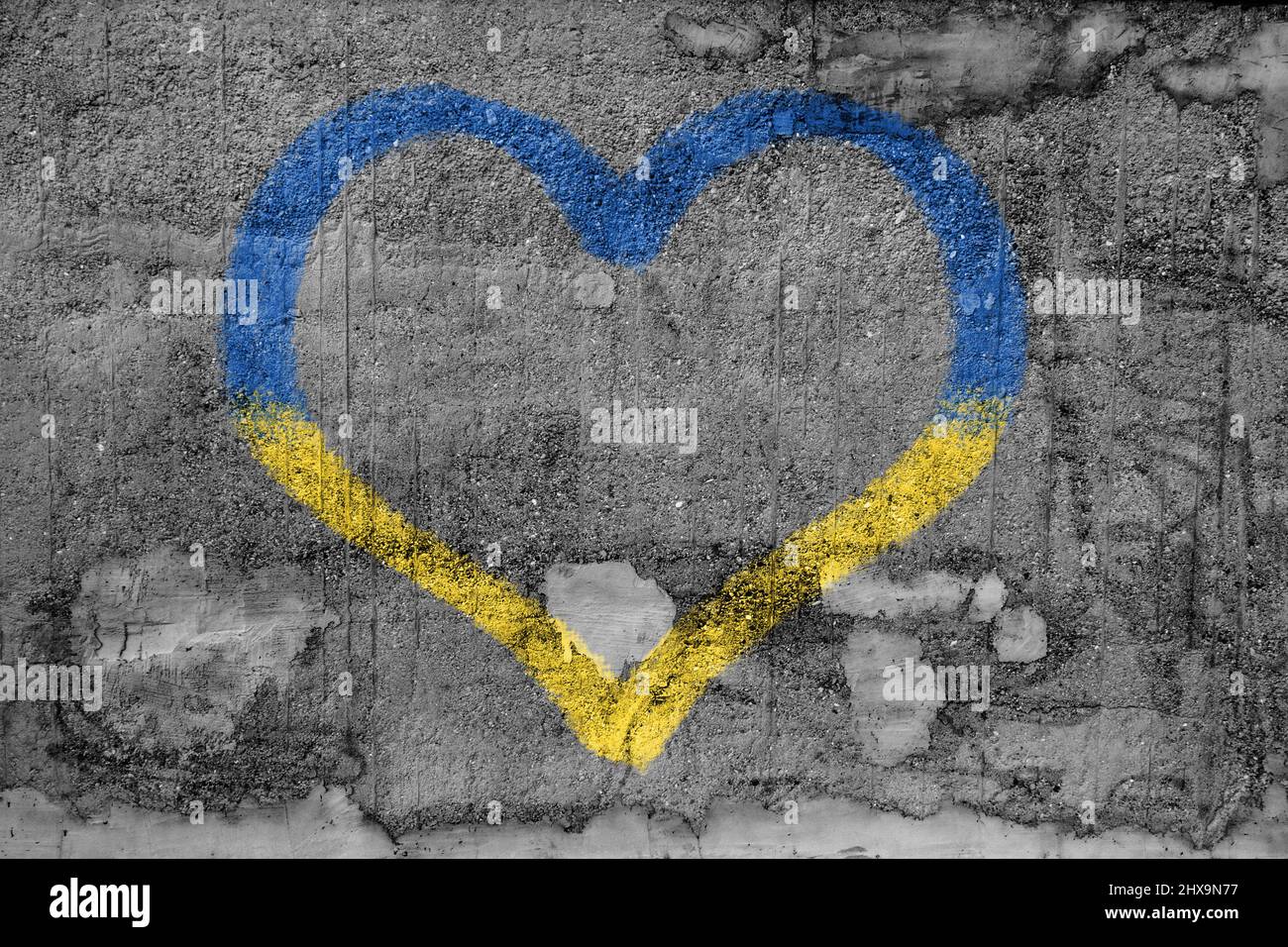 Graffiti cuore sul muro nella forma e colori della bandiera Ucraina Foto Stock