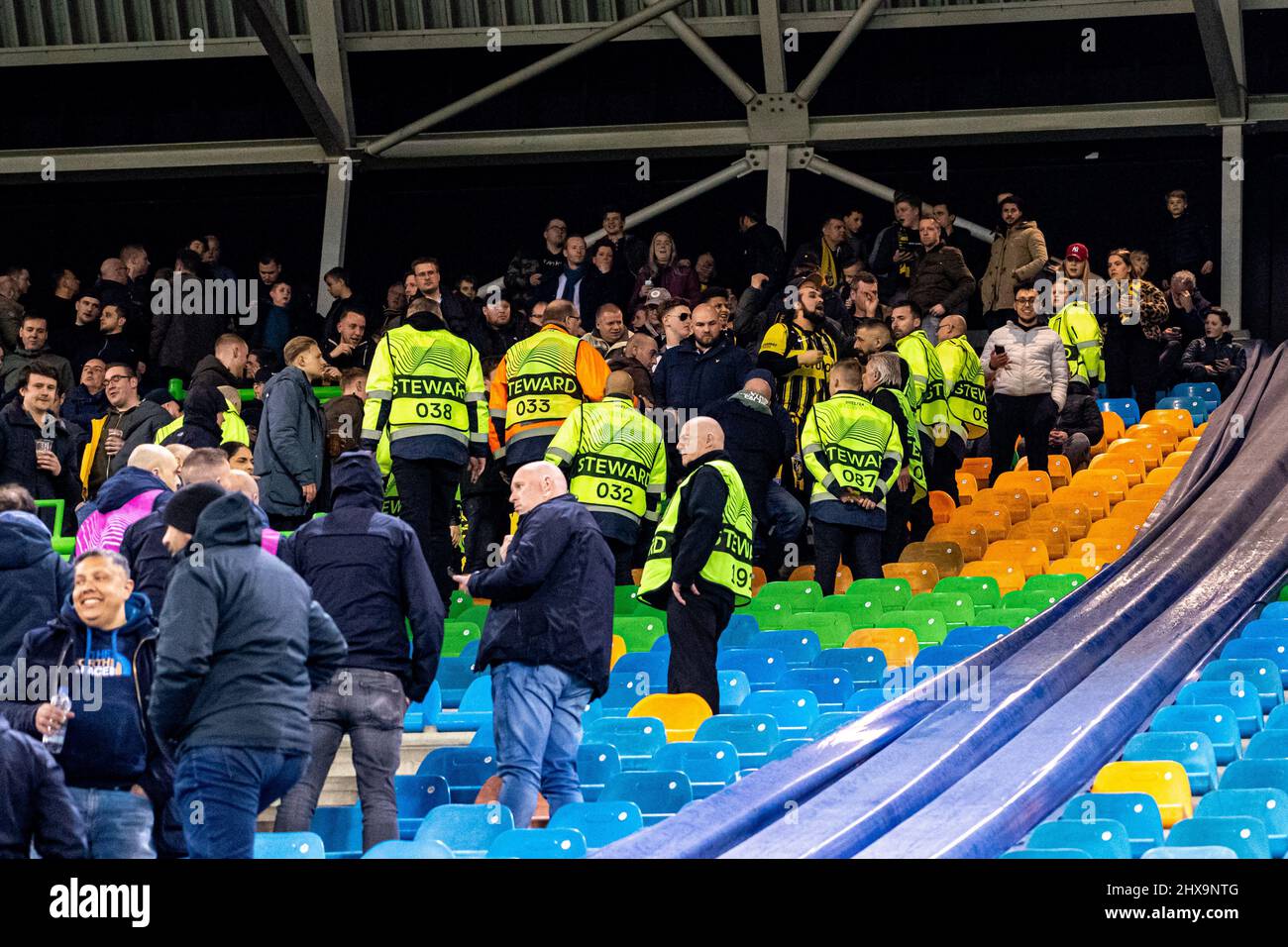 Arnhem, Paesi Bassi. 10th Mar 2022. ARNHEM, PAESI BASSI - MARZO 10: Entra nel blocco fan di Vitesse durante la UEFA Europa Conference League, fase Knockout, 1/8 Finals match tra Vitesse e AS Roma a Gelredome il 10 Marzo 2022 ad Arnhem, Paesi Bassi (Foto di Jeroen Meuwsen/Orange Pictures) Credit: Orange Pics BV/Alamy Live News Foto Stock