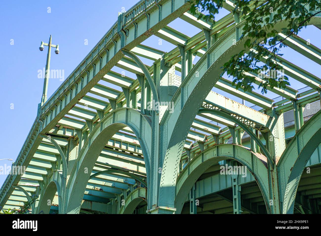 Vista ad angolo basso della rampa di uscita abbandonata, West Side Highway, Upper West Side, New York City, New York, USA Foto Stock