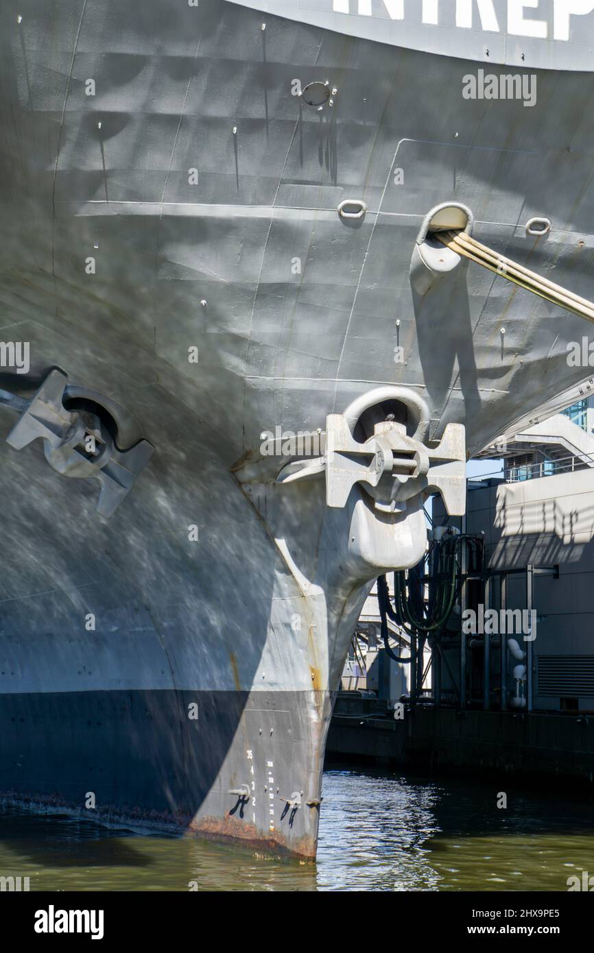 Bow and Anchors, Intrepid Sea, Air & Space Museum, Pier 86, New York City, New York, USA Foto Stock