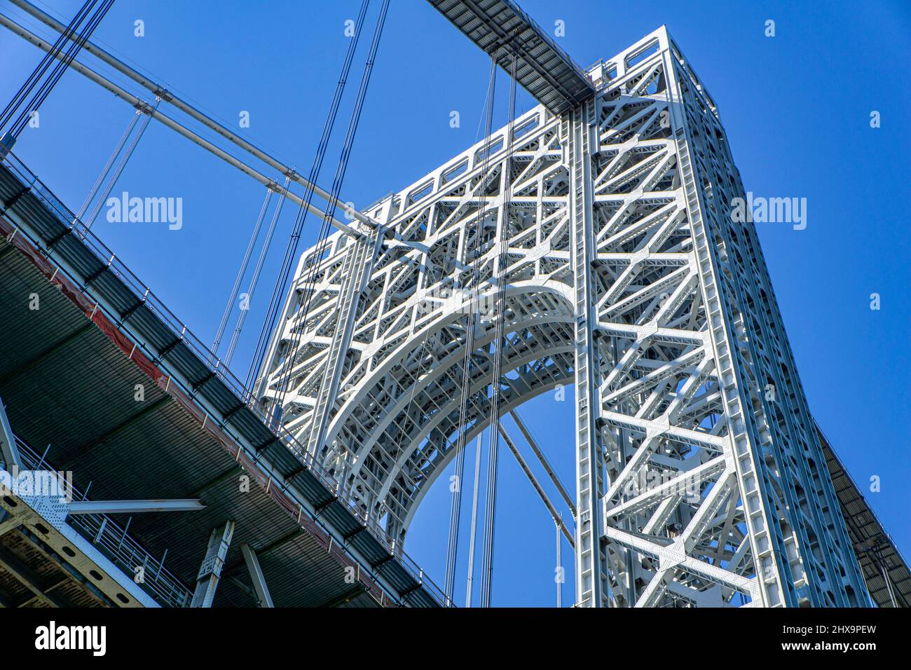 Vista ad angolo basso della Suspension Tower, George Washington Bridge, che collega New York City, New York e Fort Lee, New Jersey, USA Foto Stock