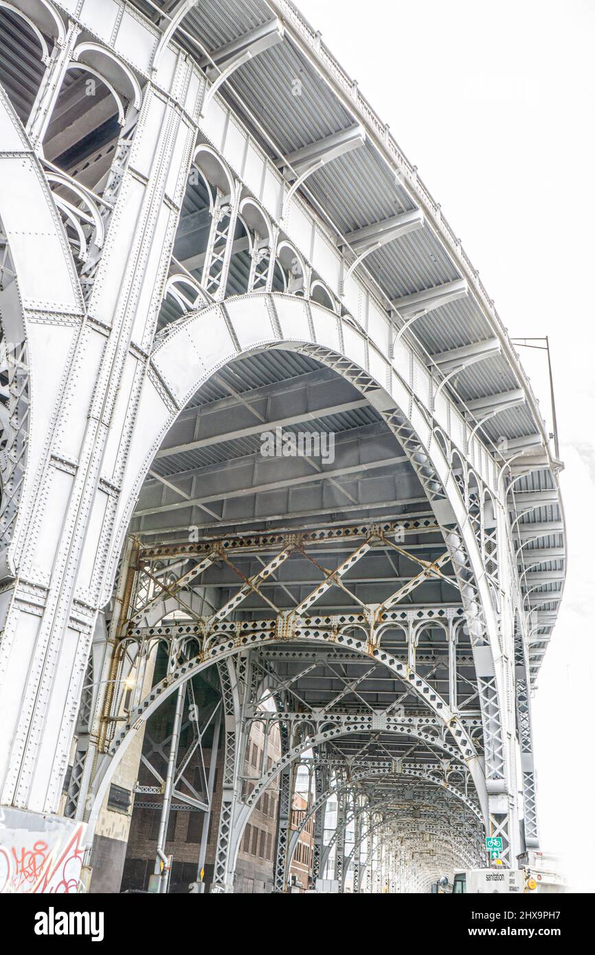 Vista ad angolo basso di Elevated Riverside Drive, Harlem, New York City, New York, USA Foto Stock