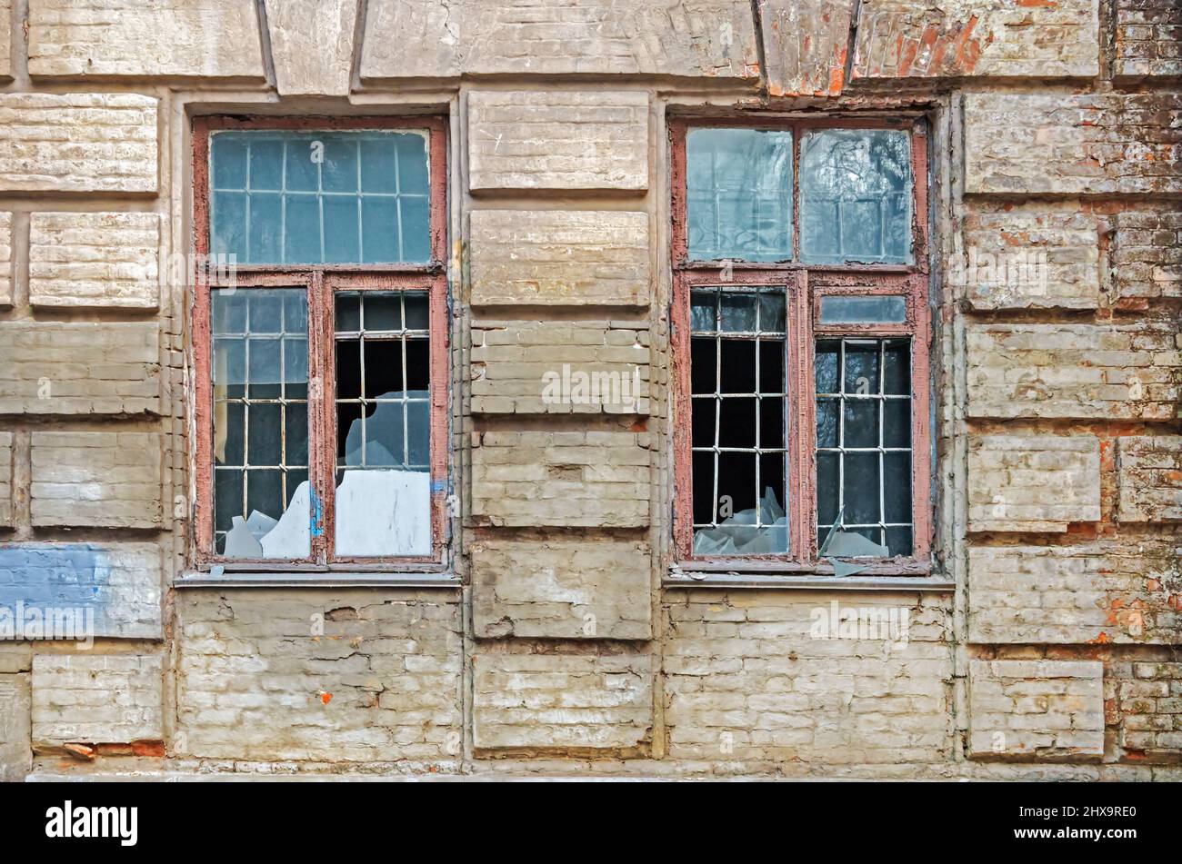 Finestre con antico traliccio su muro di crolli casa di fine XVIII secolo  Foto stock - Alamy