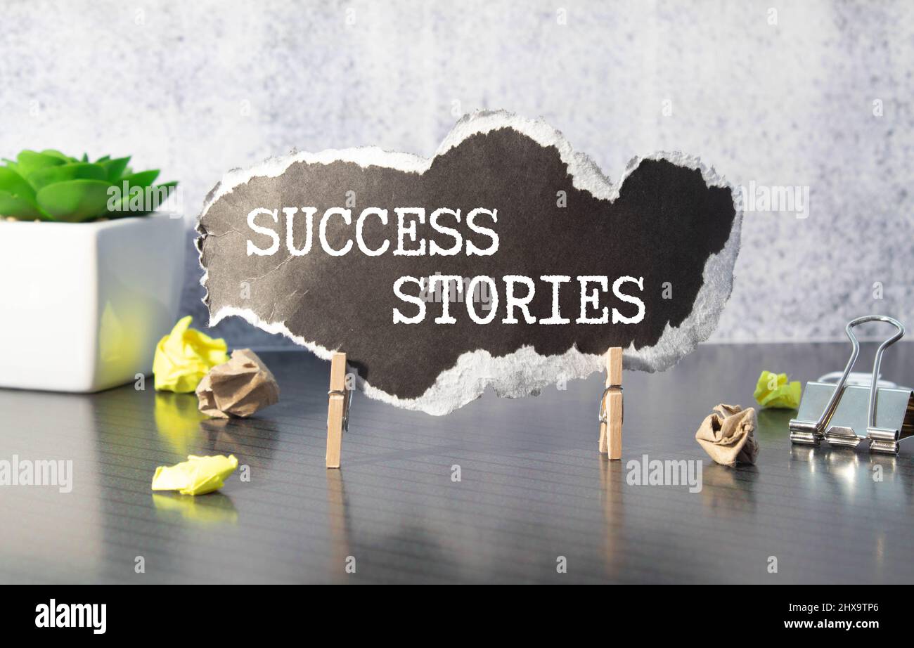 Testi storie di successo scritte in blocco note, Office tavolo in legno e marcatore rosso dall'alto, immagine di concetto per il titolo del blog o l'immagine dell'intestazione. Colore vintage invecchiato Foto Stock