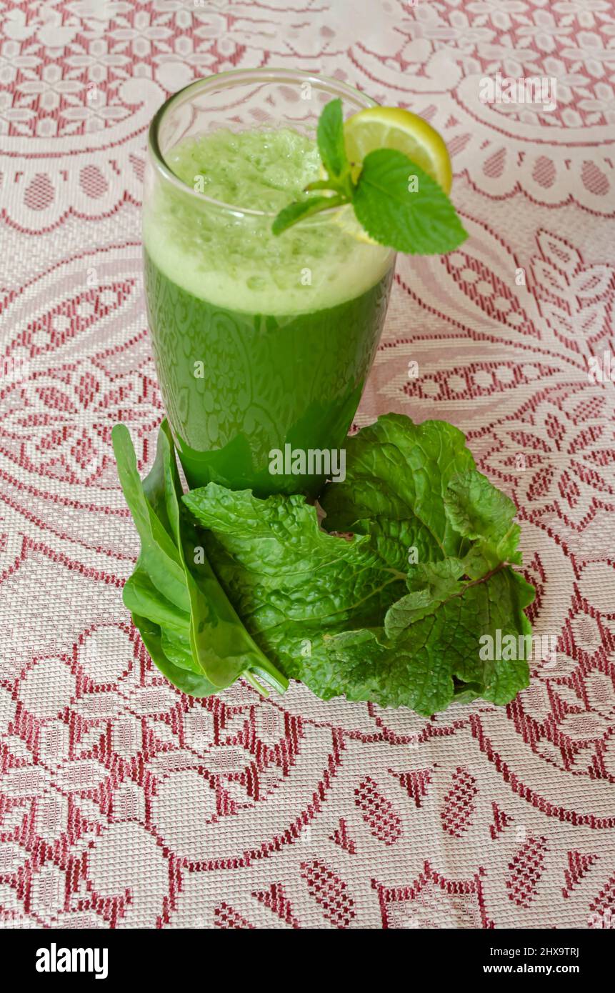 Bicchiere pieno di spinaci, rafano, succo di Turnip Top Foto Stock