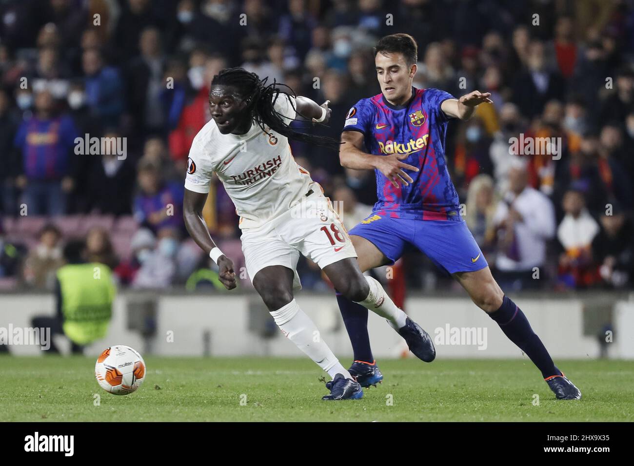 Barcellona, Spagna. 10th Mar 2022. Bafetimbi Gomis (Galatasaray 18) ed Eric Garcia (Barcellona 24 FC) durante la partita della UEFA Europa League tra Barcellona e Galatasaray allo stadio Camp Nou di Barcellona, Spagna. Rafa Huerta/SPP Credit: SPP Sport Press Photo. /Alamy Live News Foto Stock