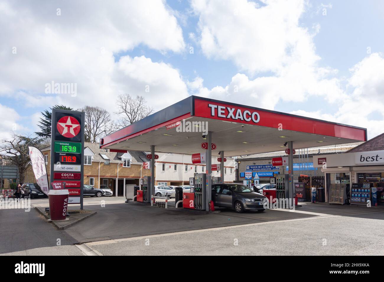 Stazione di servizio Texaco, High Street, Egham, Surrey, Inghilterra, Regno Unito Foto Stock