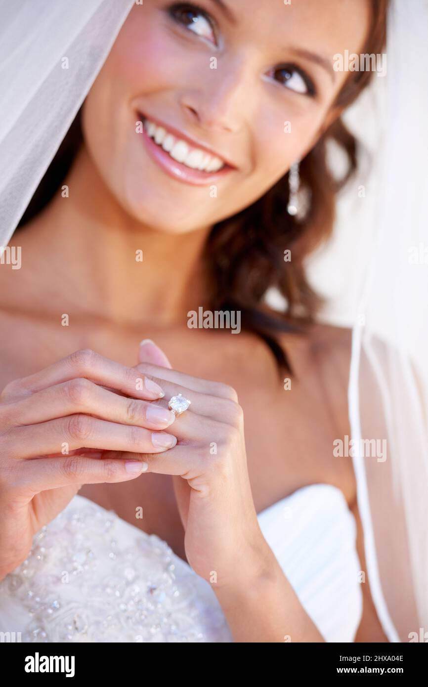 La promessa di per sempre. Primo piano di una giovane sposa che indossa il suo anello di nozze. Foto Stock