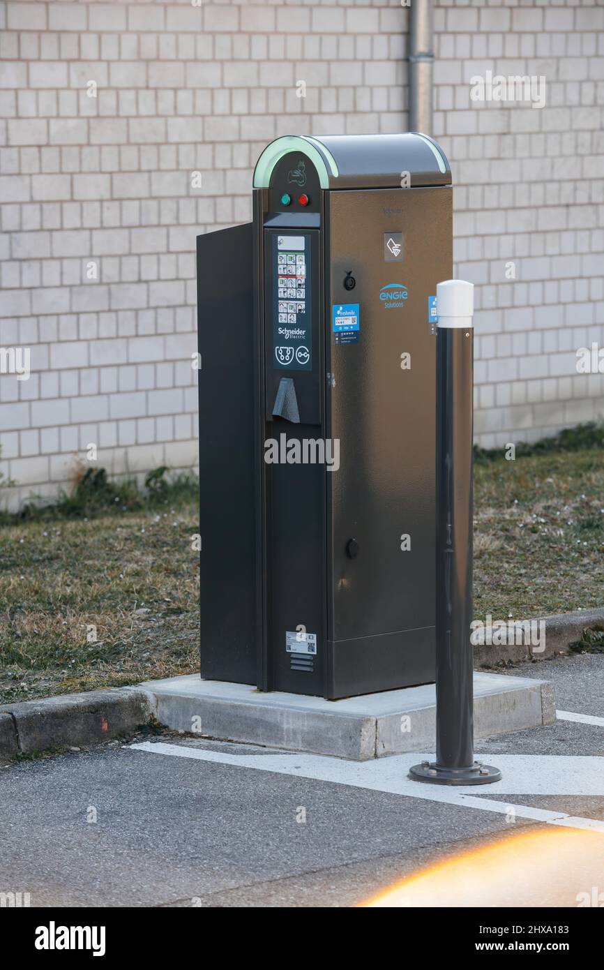 Strasburgo, Francia - 8 marzo 2022: Nuova stazione di ricarica per veicoli elettrici prodotta da Schneider Electric Global e gestita da Engie Solution Freshmile Foto Stock