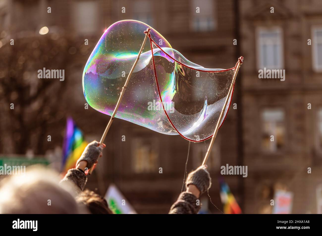 Mani che giocano con grandi bolle palloncini di sapone in città Foto Stock