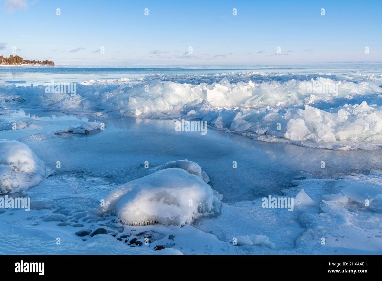 Naturalmente ghiacciato lungo la riva Lago superiore, vicino a due Harbors, Minnesota, USA, di Dominique Braud/Dembinsky Photo Assoc Foto Stock