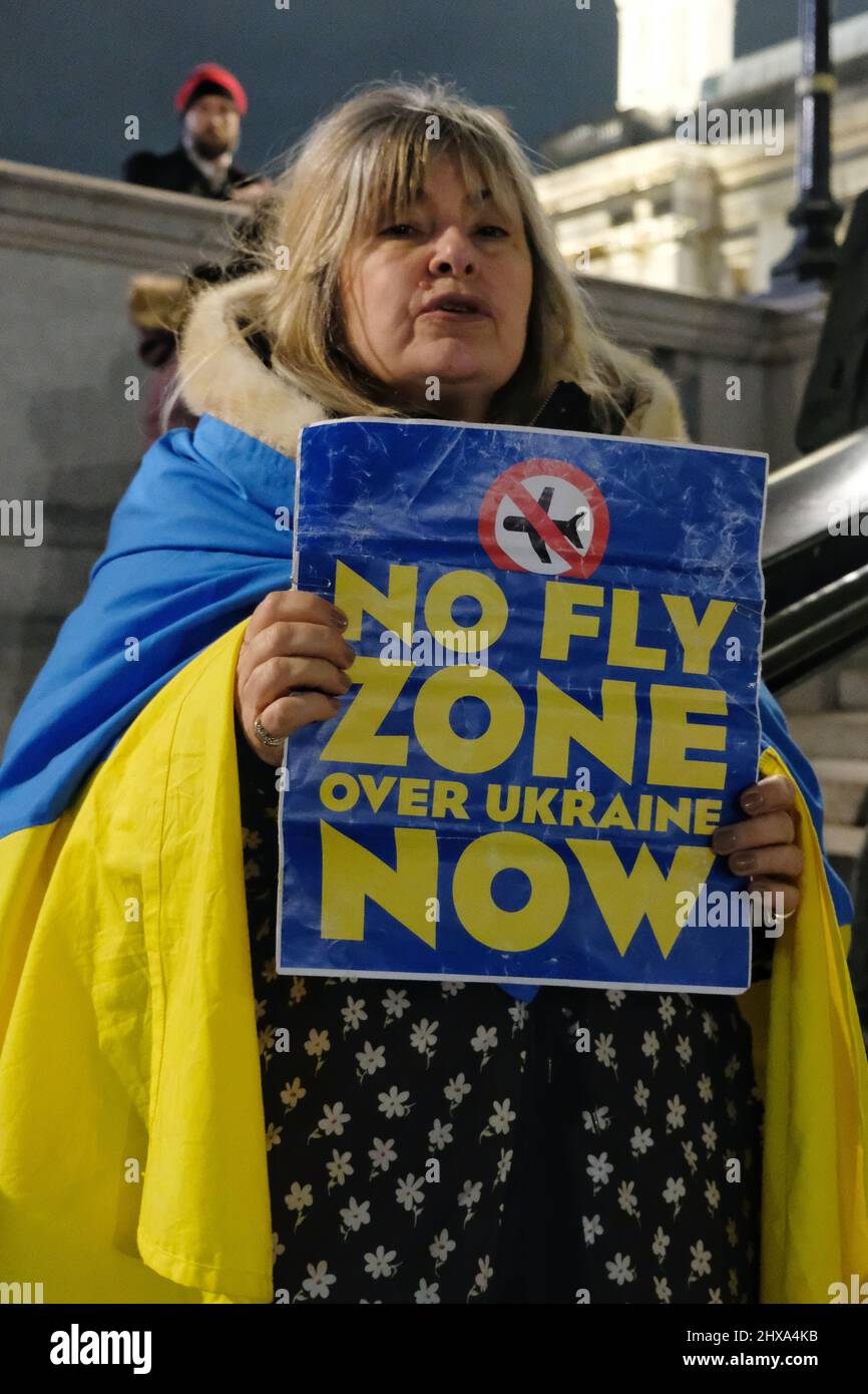 London, UK, 10th Mar, 2022. Una donna tiene un cartello con la dicitura "No Fly zone over Ukraine now”, in quanto ucraini e sostenitori continuano le proteste quotidiane a Trafalgar Square. Durante il raduno, i relatori hanno chiamato attacco contro un barbaro ospedaliero di maternità e hanno ripetuto le richieste per la NATO di creare una zona di no-fly. Credit: Undicesima ora Fotografia/Alamy Live News Foto Stock London, UK, 10th Mar, 2022. Una donna tiene un cartello con la dicitura "No Fly zone over Ukraine now”, in quanto ucraini e sostenitori continuano le proteste quotidiane a Trafalgar Square. Durante il raduno, i relatori hanno chiamato attacco contro un barbaro ospedaliero di maternità e hanno ripetuto le richieste per la NATO di creare una zona di no-fly. Credit: Undicesima ora Fotografia/Alamy Live News Foto Stock