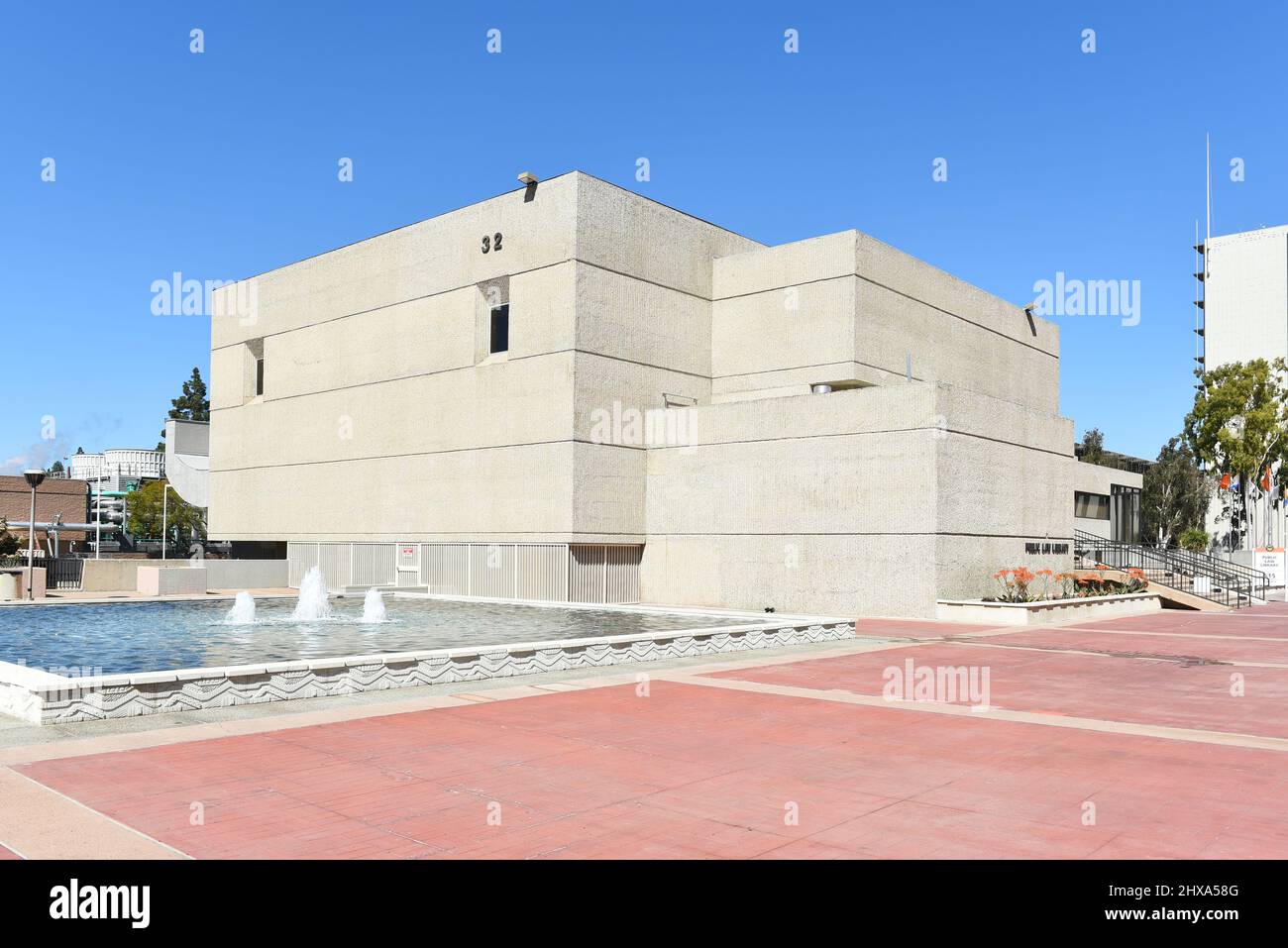 SANTA ANA, CALIFORNIA - 9 MAR 2022: La Biblioteca di diritto pubblico nel Santa Ana Civic Center Plaza. Foto Stock