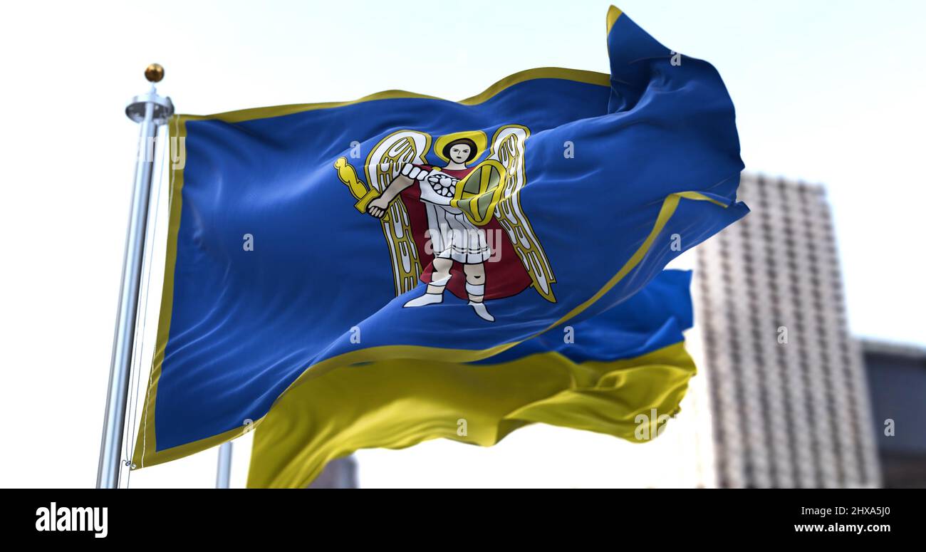 La bandiera della città di Kiev con la raffigurazione dell'Arcangelo Gabriel che sventola con la bandiera nazionale Ucraina. Il santo patrono di Kyiv Arcangelo Michele Foto Stock