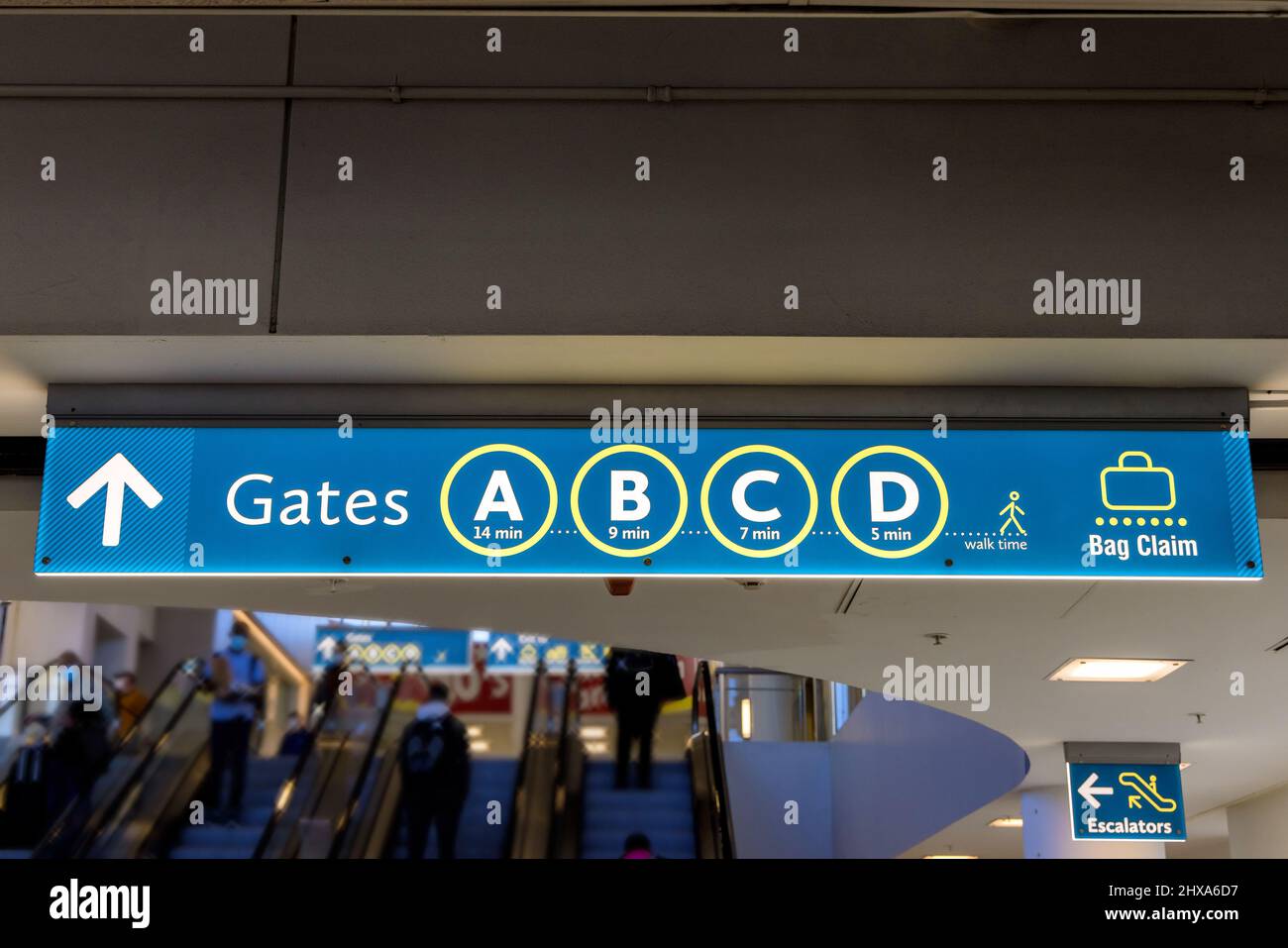 Cartello dell'aeroporto a bordo di Gates A B C D ritiro bagagli nel terminal aereo Foto Stock