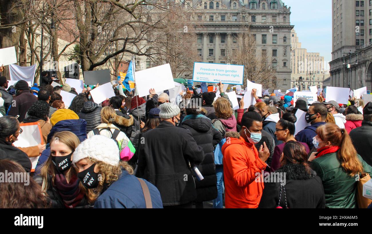 I gruppi si sono riuniti a sostegno del salario vivibile di fronte al municipio di NYC il 10 marzo 2022. Foto Stock