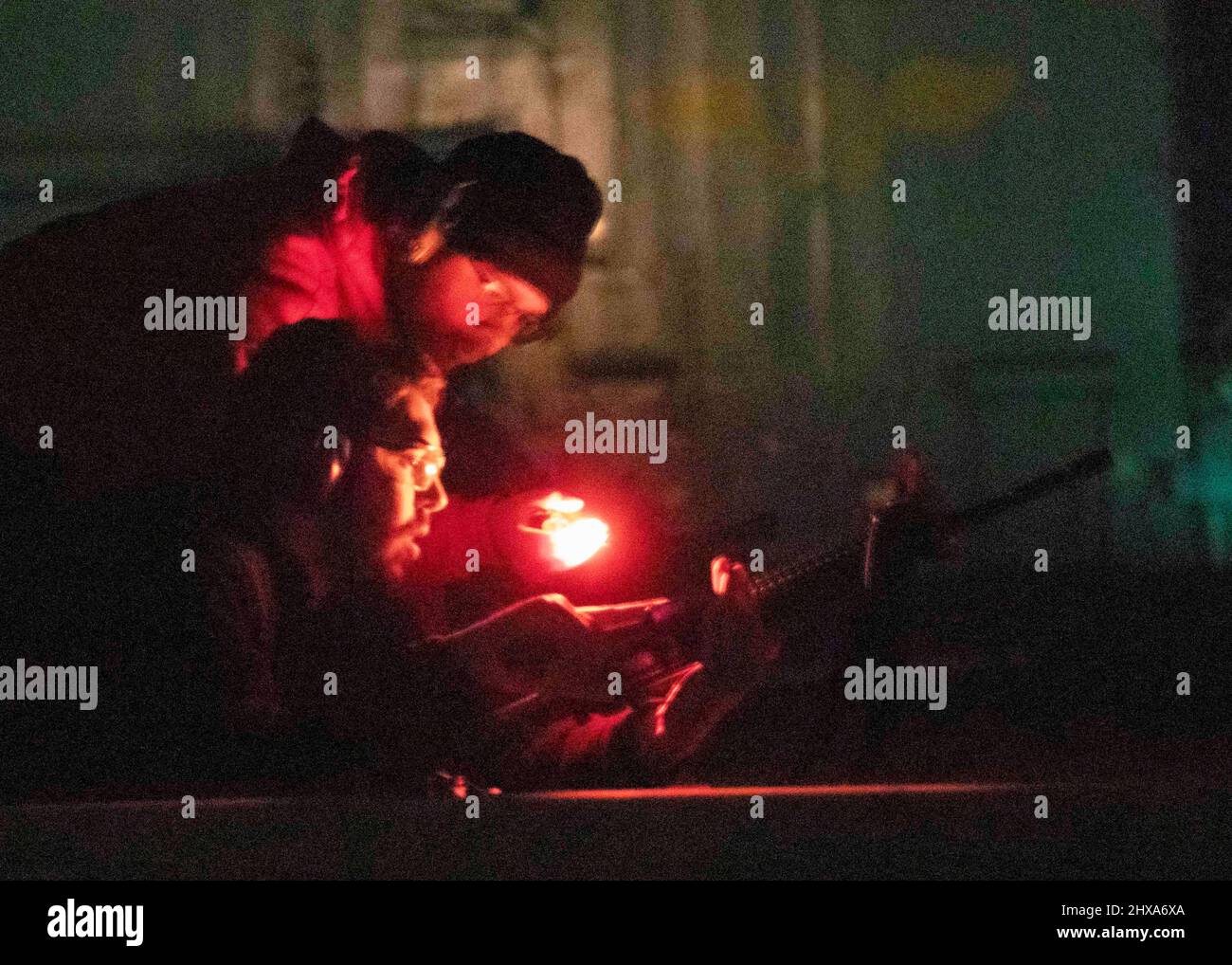 220307-N-TI693-1074 OCEANO ATLANTICO (7 marzo 2022) - Aviation Ordnanceman 3rd Class Angel Reyes Suarez, TOP, di Yonkers, New York, funge da allenatore di linea per Airman Roberto Abreu-Perez, da Rencon, Porto Rico, durante una qualificazione di armi di piccolo calibro a bordo della base militare militare di Expeditionary Sea base USS Hershel 'Woody' Williams (ESB, 7 marzo 4) 2022. Hershel 'Woody' Williams è in fase di dispiegamento programmato nell'area della Sixth Fleet degli Stati Uniti di operazioni a sostegno degli interessi e della sicurezza nazionali degli Stati Uniti in Europa e Africa. (STATI UNITI Foto Navy di Mass Communication Specialist 1st Class Fred Grey IV/Released) Foto Stock