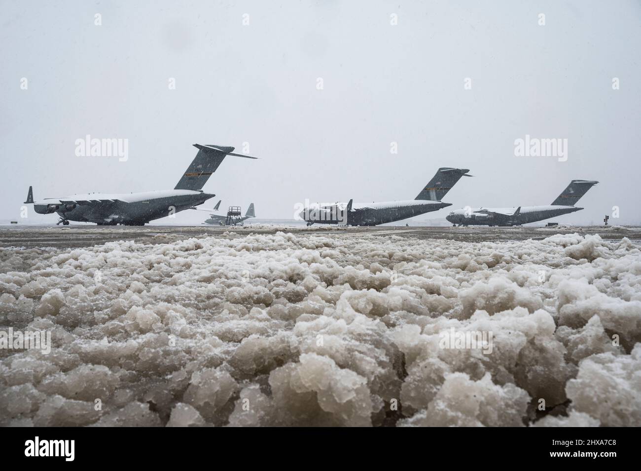 C-17 Globemaster III velivolo assegnato alla 911th Airlift Wing siede sulla linea di volo alla stazione di riserva aerea dell'aeroporto internazionale di Pittsburgh, Pennsylvania, 9 marzo 2022. Il C-17 è in grado di fornire rapidamente truppe e tutti i tipi di carico alle basi operative principali o direttamente alle basi anteriori nell'area di spiegamento. (STATI UNITI Air Force foto di Joshua J. Seybert) Foto Stock