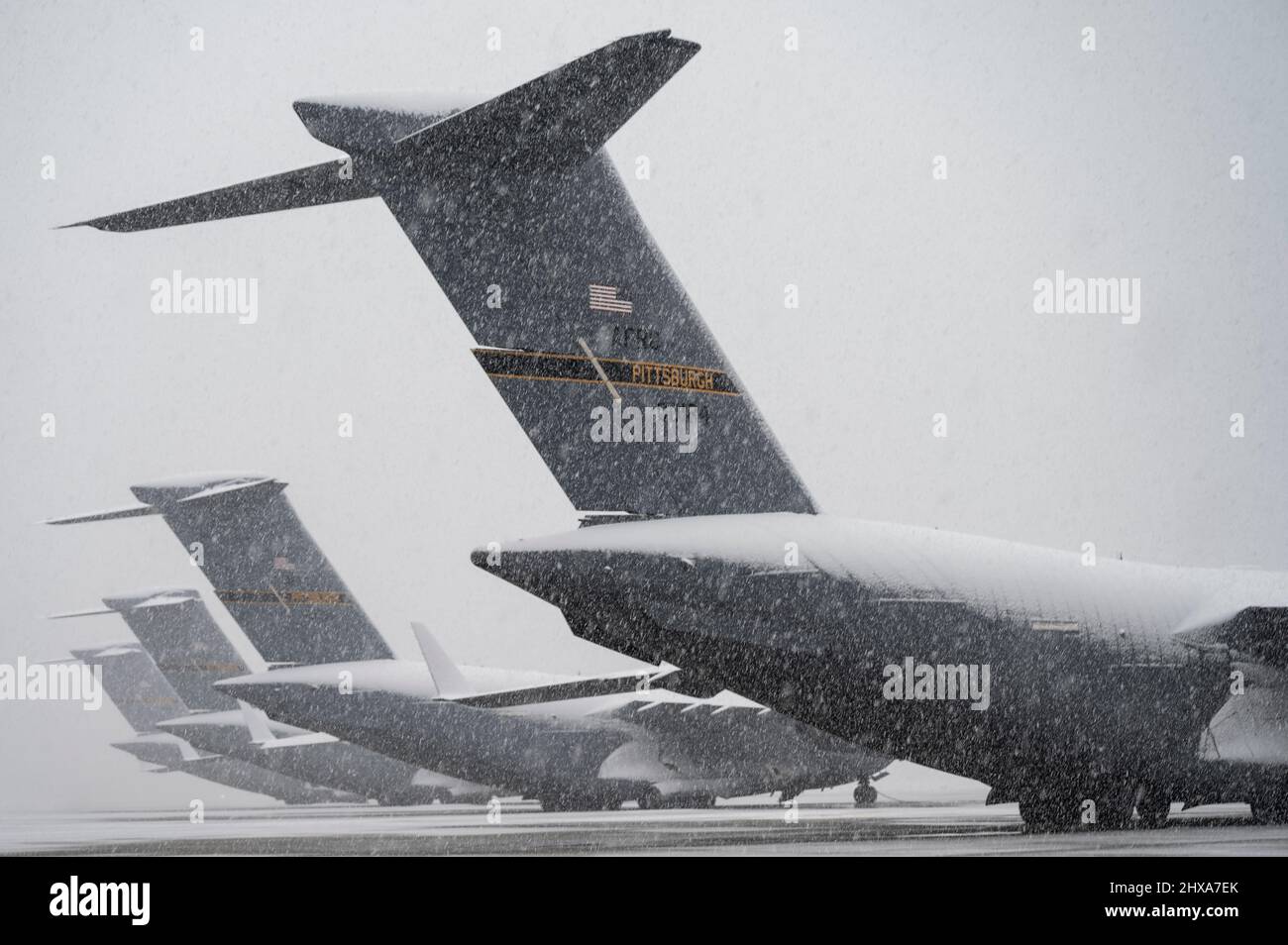 C-17 Globemaster III velivolo assegnato alla 911th Airlift Wing siede sulla linea di volo alla stazione di riserva aerea dell'aeroporto internazionale di Pittsburgh, Pennsylvania, 9 marzo 2022. Il C-17 è in grado di fornire rapidamente truppe e tutti i tipi di carico alle basi operative principali o direttamente alle basi anteriori nell'area di spiegamento. (STATI UNITI Air Force foto di Joshua J. Seybert) Foto Stock