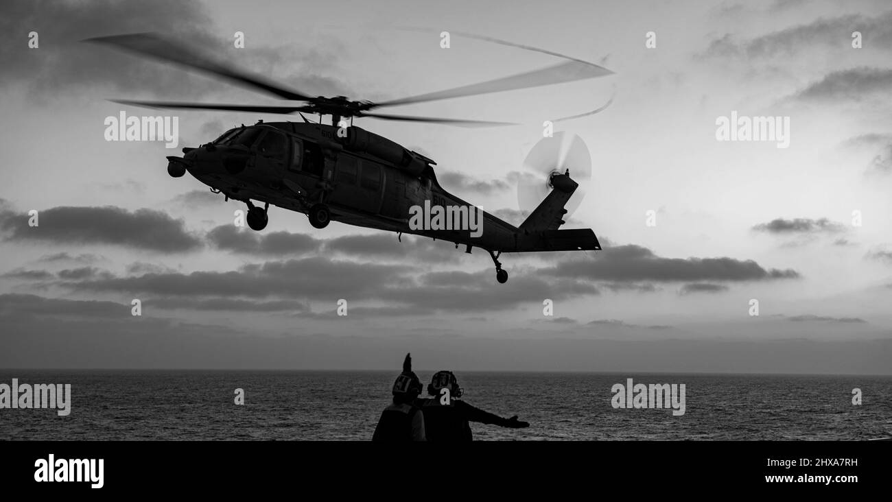 220309-N-LY692-3001 OCEANO PACIFICO (MAR. 09, 2022) un elicottero MH-60s Sea Hawk, degli indiani 'creamin' di Helicopter Sea Combat Squadron (HSC) 6, si avvicina al ponte di volo della portaerei USS Nimitz (CVN68). Nimitz sta conducendo operazioni di routine. (STATI UNITI Foto Navy di Mass Communication Specialist 3rd Classe Jared Mancuso) Foto Stock