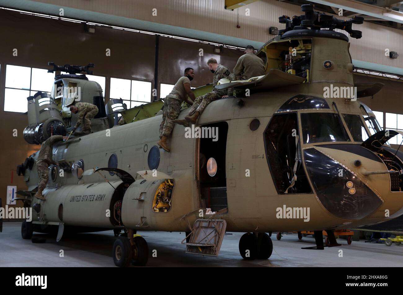 Esercito CH-47 Helicopter riparatori assegnati a Bravo Company, 602nd Aviation Support Battaglione, 2nd Combat Aviation Brigade, 2nd Divisione fanteria-ROK/US Combined Division condurre un'ispezione approfondita sull'elicottero CH-47F Chinook, 3 Mar. 2022 su Camp Humphreys. Questi servizi vengono eseguiti per garantire il corretto funzionamento dei componenti elettrici, idraulici e meccanici degli elicotteri. (STATI UNITI Esercito foto di SPC. Oscar Toscano) Foto Stock