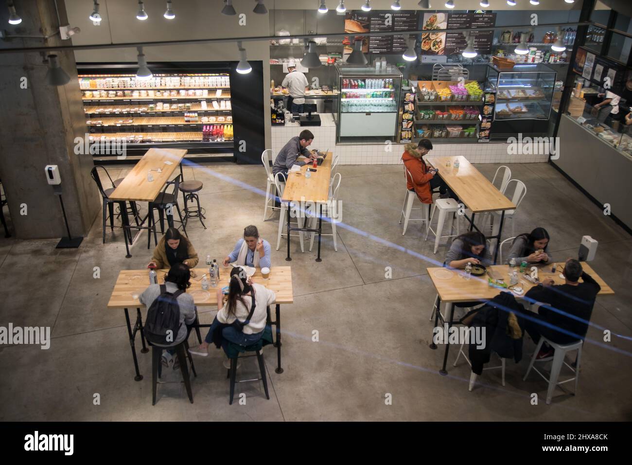 New York, Stati Uniti. 10th Mar 2022. La gente mangia al centro commerciale Westfield all'Oculus di New York, Stati Uniti, il 10 marzo 2022. L'inflazione al consumo degli Stati Uniti nel mese di febbraio ha continuato ad aumentare al ritmo annuale più veloce in 40 anni, il Dipartimento del lavoro degli Stati Uniti ha riferito il giovedì. Credit: Michael Nagle/Xinhua/Alamy Live News Foto Stock