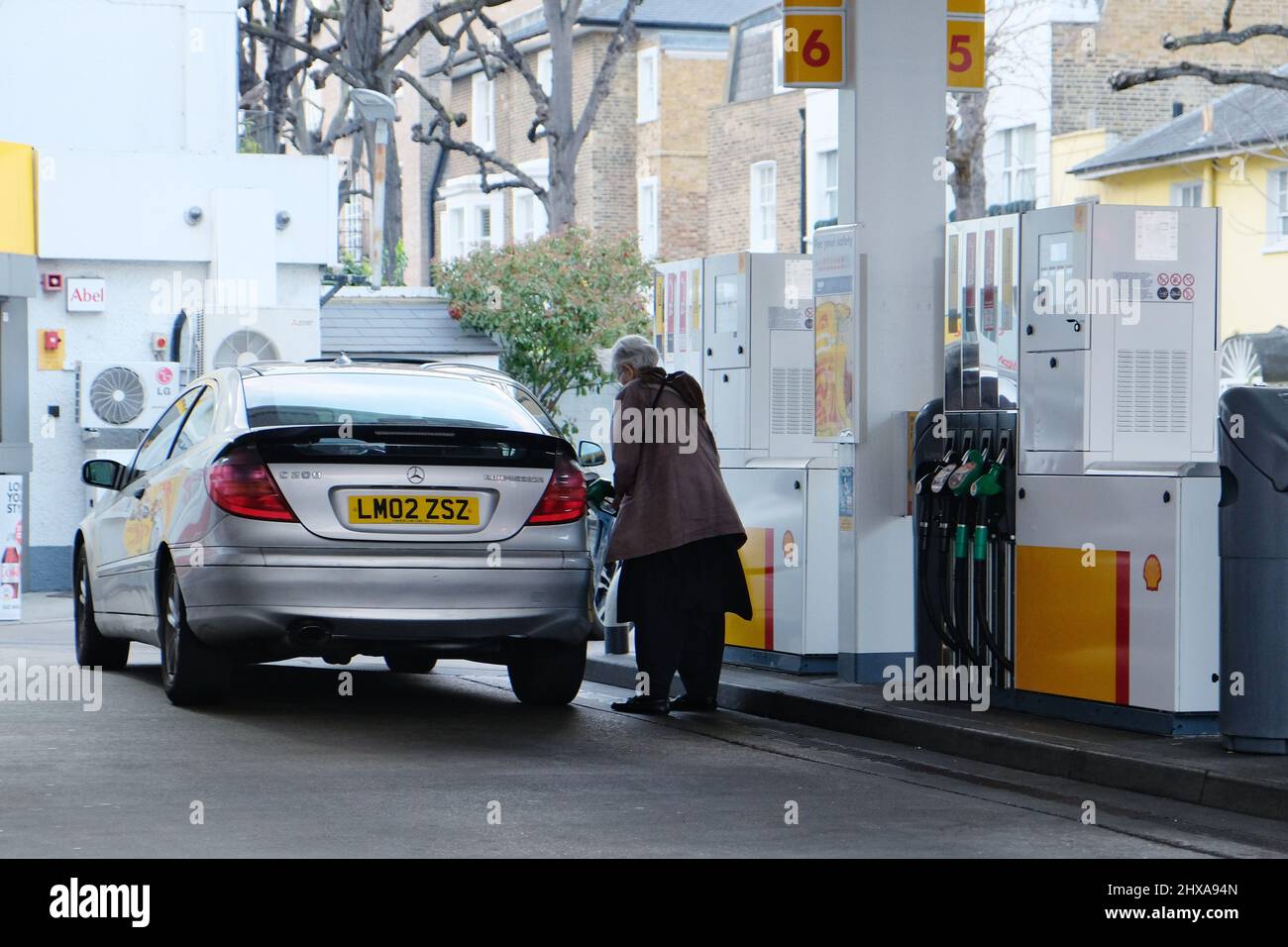 London, UK, 10th Mar, 2022. I prezzi del carburante continuano ad aumentare come si è visto in un distributore di benzina di South Kensington. L'invasione russa dell'Ucraina fa salire il prezzo del greggio, colpendo gli automobilisti delle pompe a benzina e avendo un effetto a catena con il costo delle merci nei negozi. Credit: Fotografia di undicesima ora/Alamy Live News Foto Stock