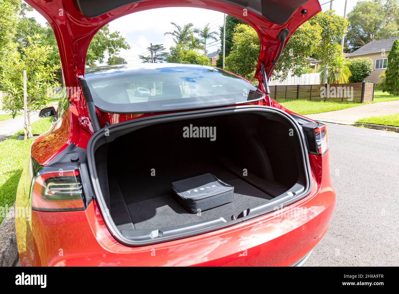 2022 Tesla rossa Model 3 auto parcheggiata in una strada di Sydney, NSW, Australia Foto Stock