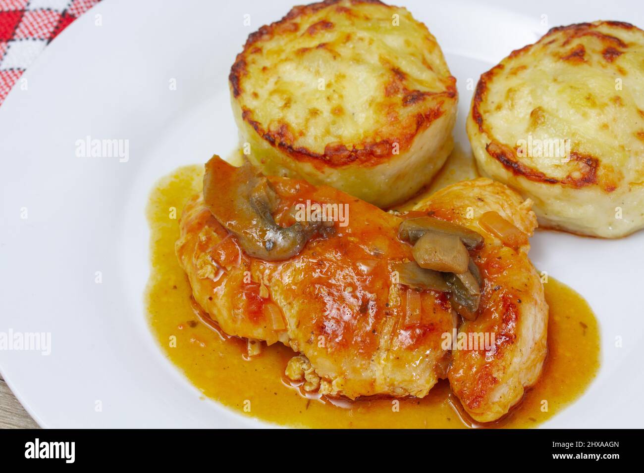 filetto di pollo in salsa con gratin di cavolfiore Foto Stock
