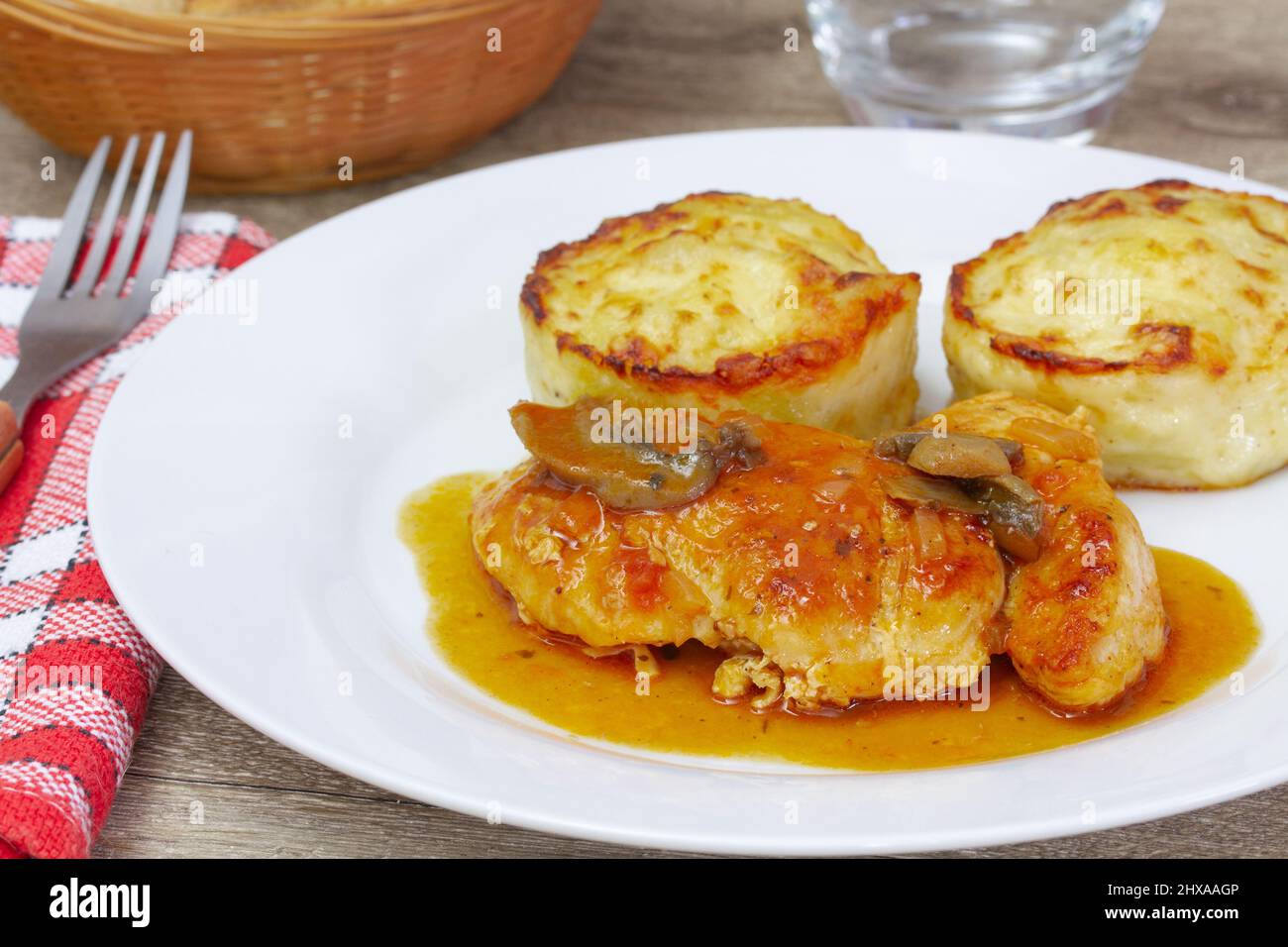 filetto di pollo in salsa con gratin di cavolfiore Foto Stock