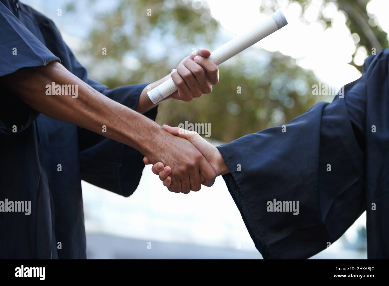 La sua chiave per il suo futuro. Scatto corto di un laureato che riceve un grado. Foto Stock