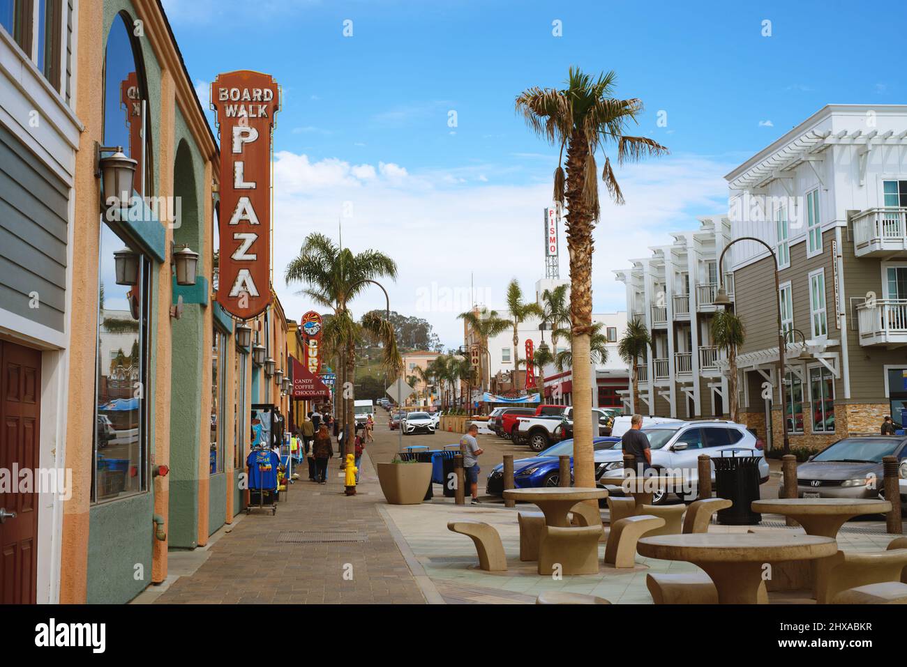 Pismo Beach, California, USA - 3 marzo 2022. Pismo Beach Pier plaza. Negozi, ristoranti, gente a piedi, centro della città, vita cittadina Foto Stock