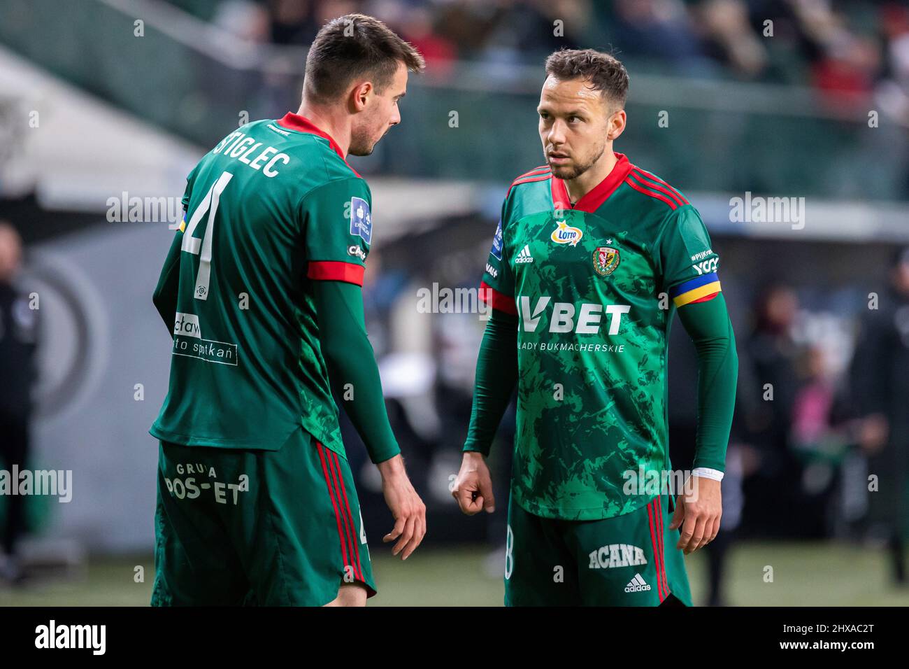 Varsavia, Polonia. 07th Mar 2022. Dino Stiglec (L) e Patrick Olsen (R) di Slask visto durante la partita polacca PKO Ekstraklasa League tra Legia Warszawa e Slask Wroclaw al Marshal Jozef Pilsudski Legia Warsaw Municipal Stadium.(Punteggio finale; Legia Warszawa 1:0 Slask Wroclaw). (Foto di Mikolaj Barbanell/SOPA Images/Sipa USA) Credit: Sipa USA/Alamy Live News Foto Stock