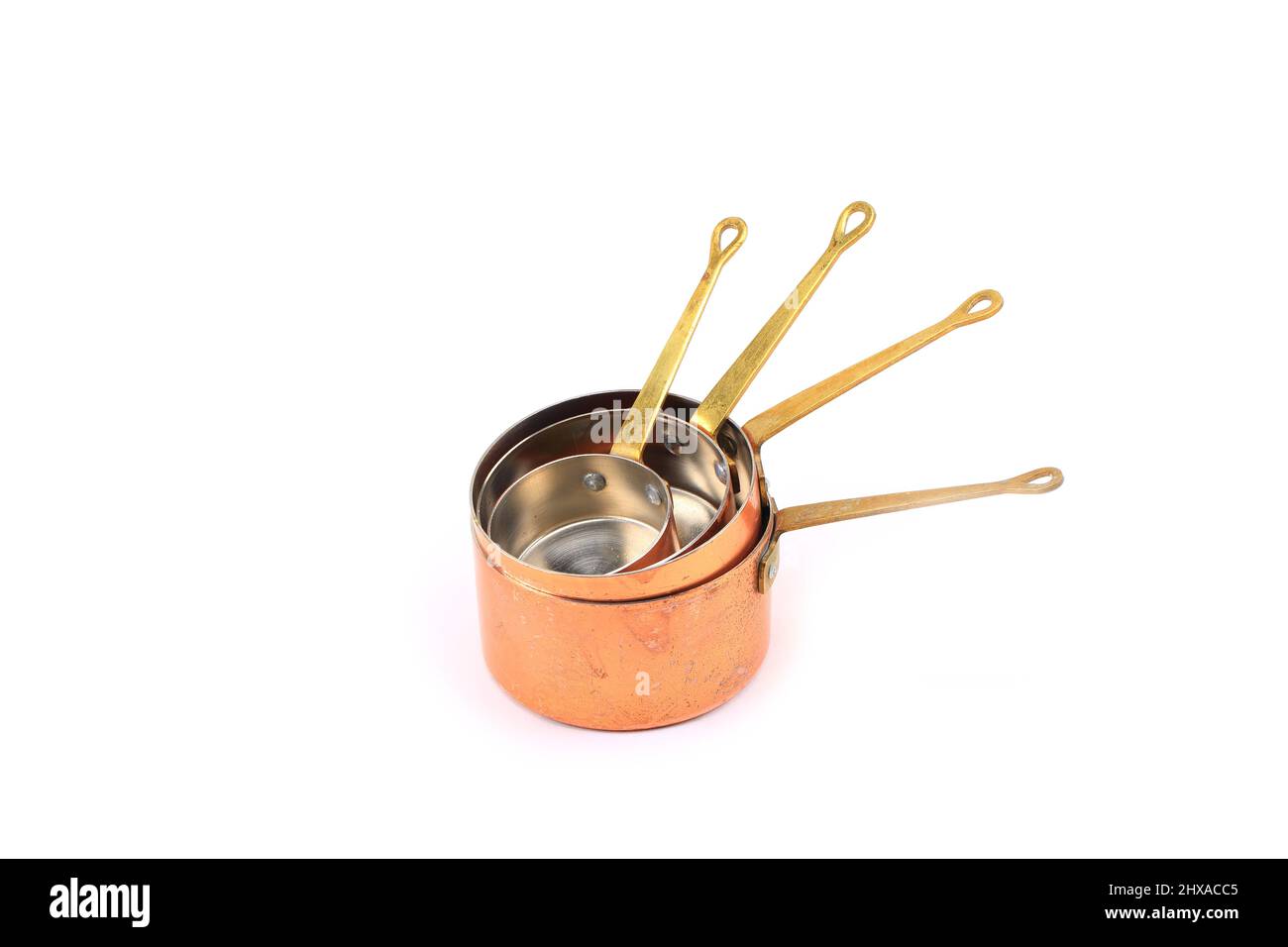 Vintage in rame tazze di misura su sfondo bianco Foto Stock