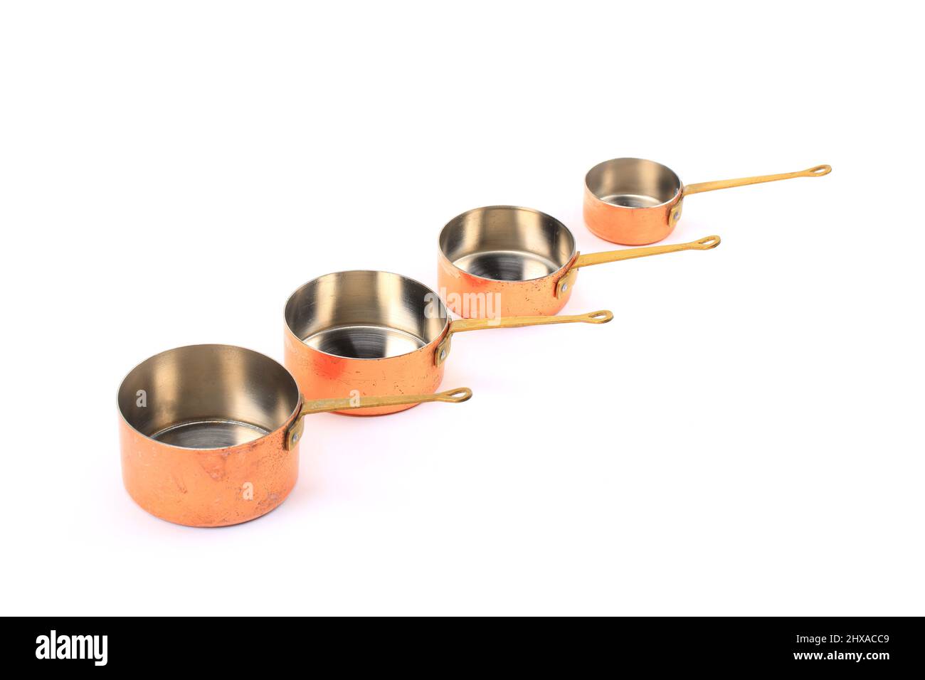 Vintage in rame tazze di misura su sfondo bianco Foto Stock