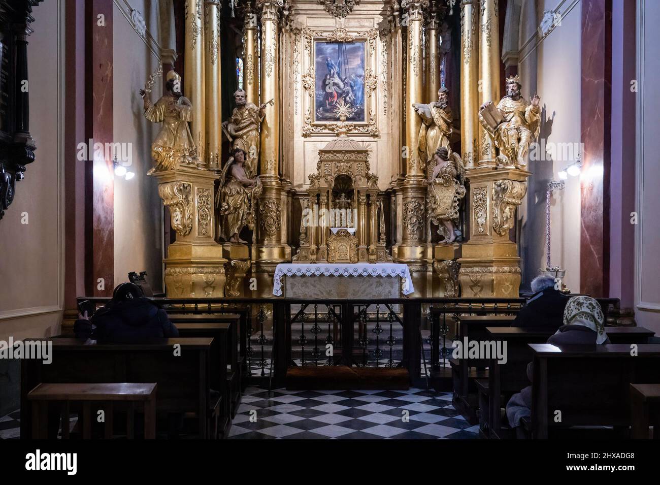 Lviv, Ucraina. 10th Mar 2022. La gente si vede pregare all'interno della Cattedrale. Il Cardinale polacco Konrad Krajewski, l'Almoner papale in Ucraina, ha partecipato al servizio di preghiera interconfessionale presso la Cattedrale dell'Assunzione della Beata Vergine Maria (Basilica Metropolitana di Lviv) a Lviv alla presenza di rappresentanti del Consiglio Pan-ucraino delle Chiese e di diverse comunità religiose. Credit: SOPA Images Limited/Alamy Live News Foto Stock