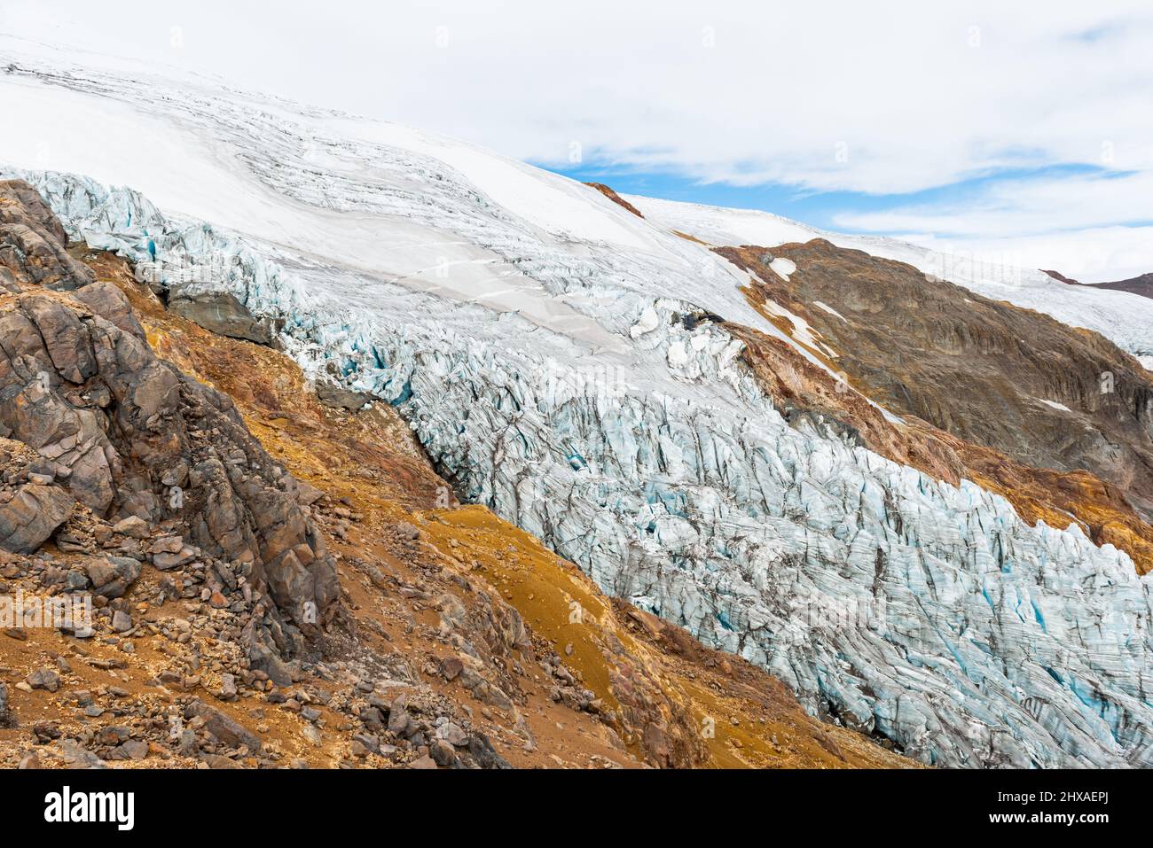 Sciogliendo il ghiacciaio a causa del cambiamento climatico sul vulcano Cayambe lungo l'escursione fino alla vetta, Cayambe Coca Riserva ecologica, Ecuador. Foto Stock