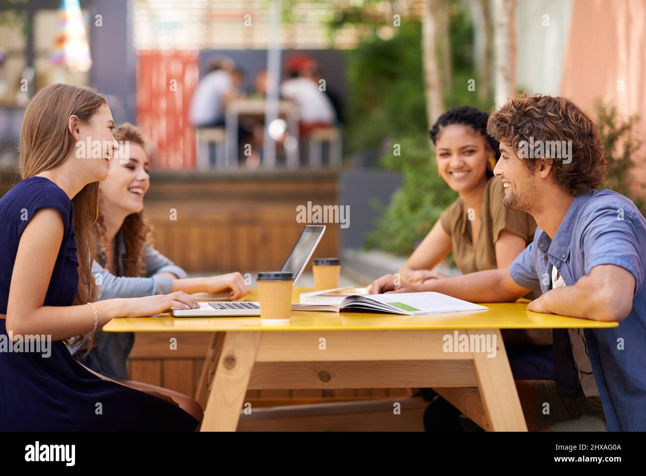 La bellezza e il cervello. Un'immagine degli studenti universitari che studiano nel campus. Foto Stock