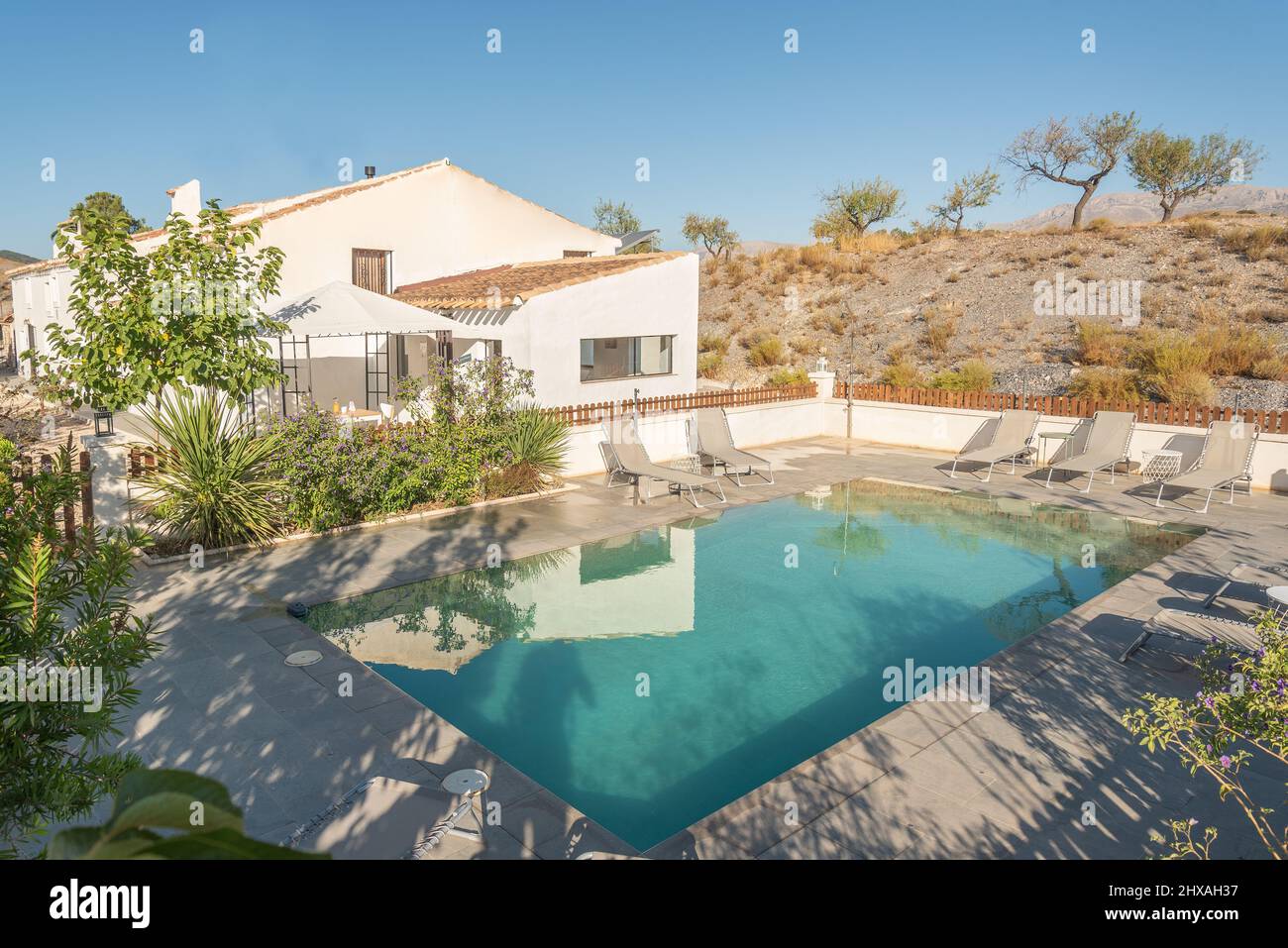 Un hotel rurale con piscina su una collina Foto Stock